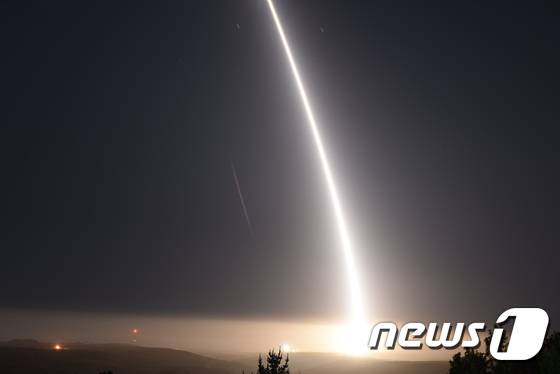미국 공군이 2일(현지시간) 대륙간탄도미사일(ICBM)인 '미니트맨 3' 시험발사에 성공했다. 이날 '미니트맨 3'은 캘리포니아 반덴버그 기지에서 발사돼 6800Km 떨어진 태평양상 콰절린 환초의 목표를 정확히 명중했다고 AP, AFP 통신 등은 전했다. 사진은 지난 5월 시험발사 모습. (미 공군 국제타격사령부) 2017.8.2/뉴스1 ⓒ News1 이승배 기자