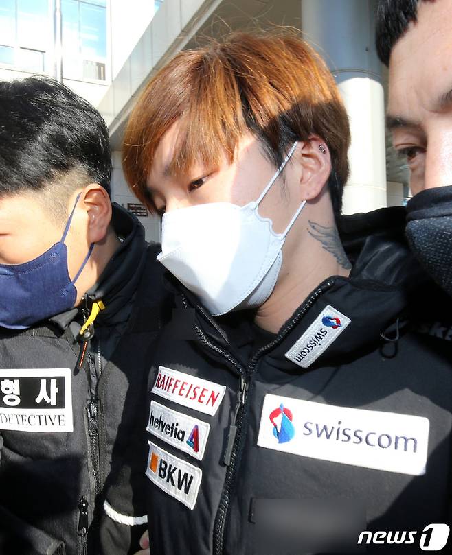 21일 오전 충남 천안 동남경찰서에서 이별을 통보한 여성을 살해한 혐의를 받고 있는 조현진이 검찰로 송치되고 있다. 2022.1.21/뉴스1 ⓒ News1 김기태 기자