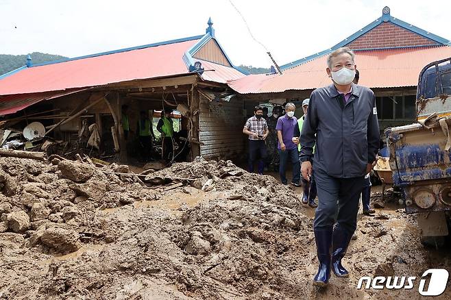 이상민 행정안전부 장관이 16일 오후 충남 부여군 은산면 집중호우 피해지역 현장을 방문, 피해 복구상황 등을 점검하고 있다. (행정안전부 제공) 2022.8.16/뉴스1