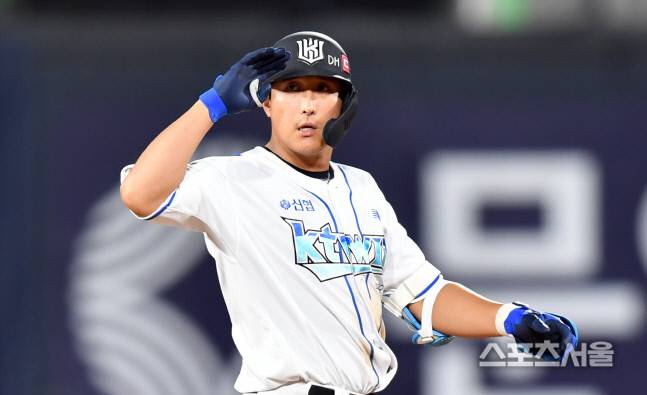KT 5번타자 황재균이 16일 수원KT 위즈파크에서 열린 2022프로야구  KT위즈와 키움히어로즈의 경기 8회말 1사 1루에서 동점 2루타를 터트린후 자축하고 있다. 수원 | 강영조기자kanjo@sportsseoul.com
