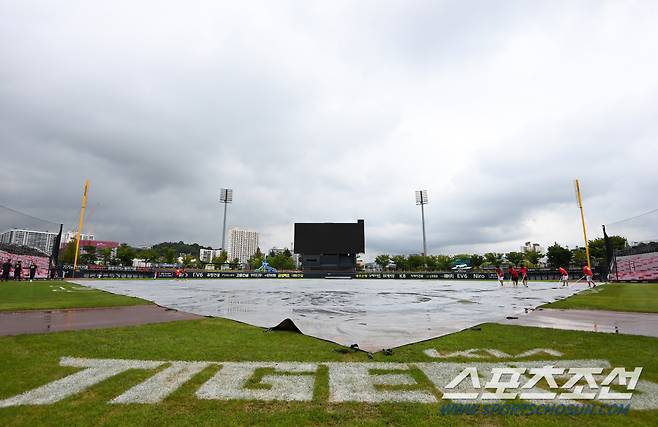 16일 광주KIA챔피언스필드에서 2022 KBO리그 SSG 랜더스와 KIA 타이거즈의 경기가 펼쳐질 예정인 가운데 그라운드에 비가 내려 방수포가 덮여있다. 광주=허상욱 기자wook@sportchosun.com/2022.08.16/