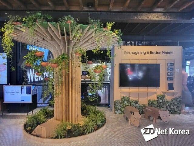 매장 입구에는 초록색 식물들과 재활용 패키지 소재로 만든 곰, 여우 등의 인형이 맞이했다.(사진=지디넷코리아)