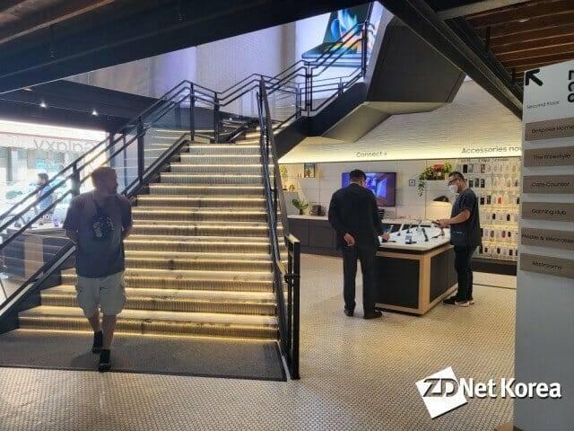 '삼성 837' 2층으로 올라가는 계단(사진=지디넷코리아)