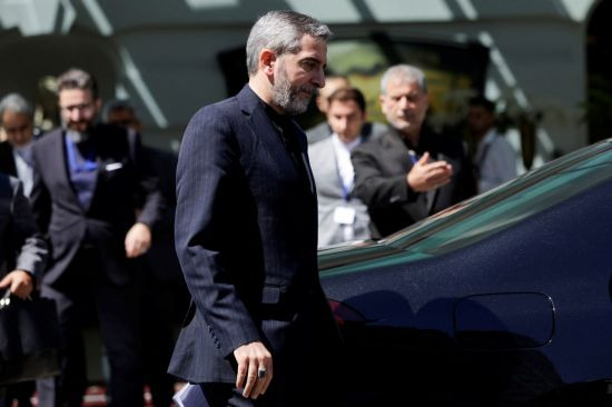 이란 핵합의(JCPOA·포괄적 공동행동계획) 복원을 위한 협상이 4일(현지시간) 오스트리아 빈에서 5개월 만에 재개된 가운데 알리 바게리 카니 이란 수석 협상대표가 회담장인 팔레 코부르크 호텔을 떠나고 있다. [이미지출처=연합뉴스]