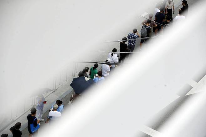 16일 오후 광주 북구 상시 선별진료소가 PCR 검사를 받으려는 시민들로 북적이고 있다. 보건소 관계자는 "연휴가 끝나고 해외입국자들이 늘어나면서 검사 대상자가 급증했다"고 밝혔다. /광주 북구청