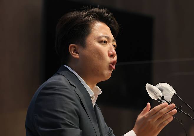국민의힘 이준석 대표가 13일 오후 국회 소통관에서 기자회견을 열고 당 비상대책위원회 체제 전환에 대한 가처분 신청 등과 관련해 직접 입장을 밝히고 있다. /연합뉴스
