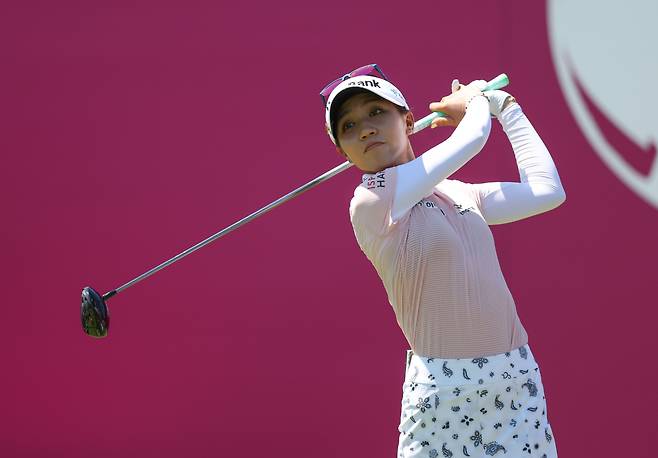 리디아 고가 지난달 22일(현지 시각) 프랑스 에비앙레뱅의 에비앙 리조트 골프클럽(파71·6천527야드)에서 열린 미국여자프로골프(LPGA) 투어 에비앙 챔피언십(총상금 650만 달러) 대회 이틀째 2라운드 1번홀에서 티샷을 하고 있다. /연합뉴스