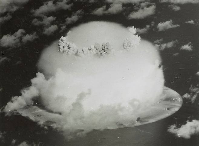 1946년 마셜제도 비키니 환초에서 미군이 비밀리에 시행한 핵실험 당시 피어오른 버섯구름.
