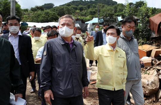 16일 김태흠 충남지사는 부여군 은산면 수해 현장을 방문한 이상민 행정안전부 장관을 만나 피해 상황을 설명하고 정부의 지원과 관심을 요청했다. 사진=충남도 제공