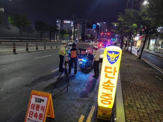 충남경찰청이 광복절 이륜차 폭주족 발생을 차단하기 위해 단속을 벌여 법규위반자 56명을 적발했다. 사진=충남경찰청 제공