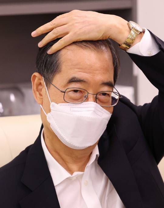 한덕수 국무총리가 16일 정부세종청사에서 열린 출입기자단 간담회에서 머리카락을 넘기고 있다.[사진=연합뉴스]