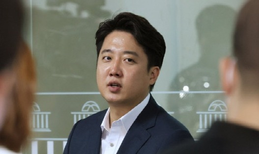 이준석 국민의힘 대표가 지난 13일 국회 소통관에서 기자회견을 열고 당 비상대책위원회 체제 전환에 대한 가처분 신청 등과 관련해 직접 입장을 밝힌 뒤 질의응답 시간을 갖고 있는 모습. (사진=연합뉴스)