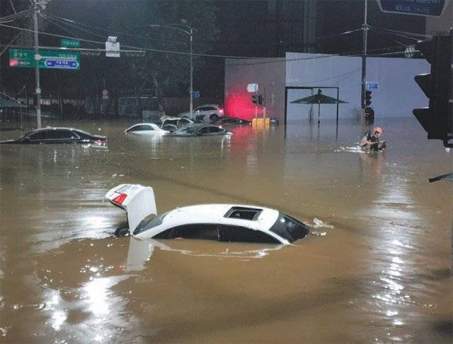 강남역 침수로 잠긴 차량