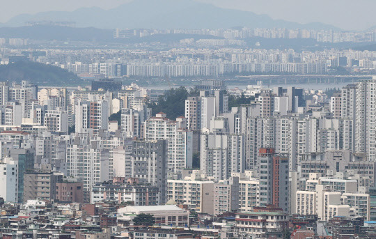 지난달 주담대 변동금리 산출 기준이 되는 코픽스가 크게 상승하면서 대출 금리도 올라설 전망이다. 연합뉴스