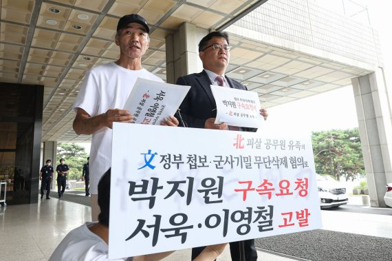 북한군에 피살된 해양수산부 공무원의 친형 이래진 씨와 유족의 법률대리인 김기윤 변호사가 지난달 8일 오전 서울 서초구 서울중앙지검에서 박지원 구속요청 및 서욱 등 고발 기자회견을 하고 있다. /뉴시스