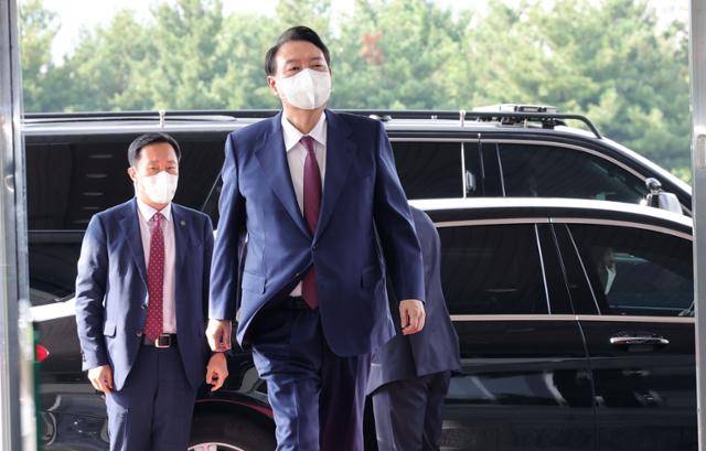 윤석열 대통령이 취임 100일을 하루 앞둔 16일 서울 용산 대통령실 청사로 출근하고 있다. 서재훈 기자