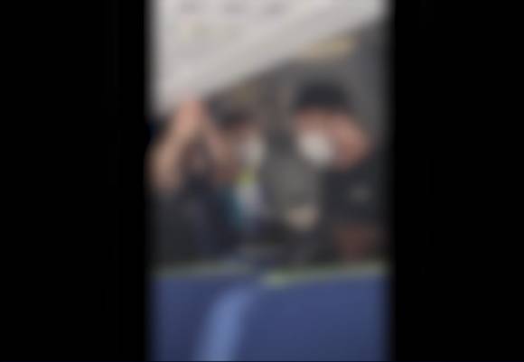 지난 14일 오후 김포에서 제주로 향하는 비행기 안에서 40대 남성 A씨가 아이가 운다는 이유로 부모에게 폭언을 내뱉고 있다. [사진=SBS 보도 화면 캡처]