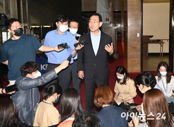 주호영 국민의힘 비상대책위원장이 16일 오전 서울 여의도 국회로 출근하며 취재진 질문에 답변하고 있다. [사진=김성진 기자]