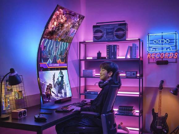 삼성전자 모델이 서울의 한 스튜디오에서 차세대 게이밍 스크린 '오디세이 아크'를 선보이고 있다. [사진=삼성전자]