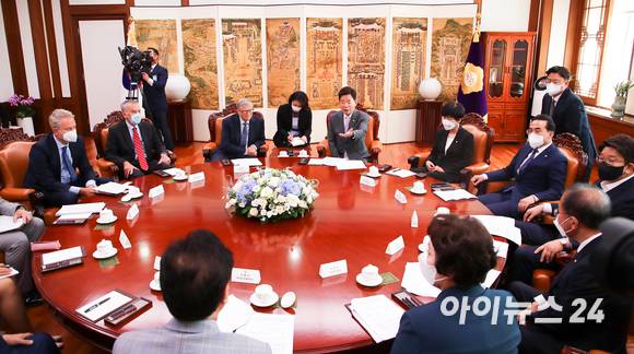 김진표 국회의장이 16일 서울 여의도 국회 의장실에서 열린 빌 게이츠 '빌 앤드 멀린다 게이츠 재단' 공동이사장과의 환담에서 발언하고 있다. [사진=김성진 기자]