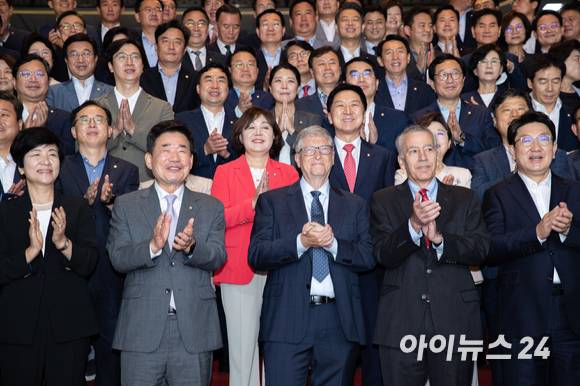 김진표 국회의장과 마이크로소프트(MS)의 공동 창업자이자 '빌 앤드 멀린다 게이츠 재단' 공동 이사장인 빌 게이츠 등 의원들이 16일 오전 서울 여의도 국회에서 기념 촬영을 하고 있다. [사진=김성진 기자]