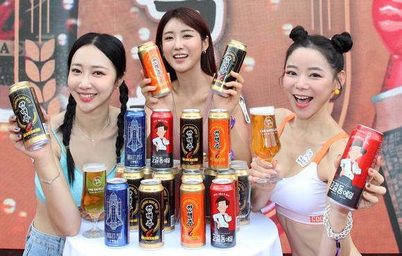 13일까지 '2022 월드 디제이 페스티벌'이 잠실종합운동장 보조경기장에서개최되고 있는 가운데, 수제맥주 스타트업 더쎄를라잇브루잉이 자사 제품인 '고길동에일'과 '로켓필스', 최근 출시한 '깡맥주 오리지널', '깡맥주 블랙' 등을 선보이고 있다. [사진=더쎄를라잇브루잉]