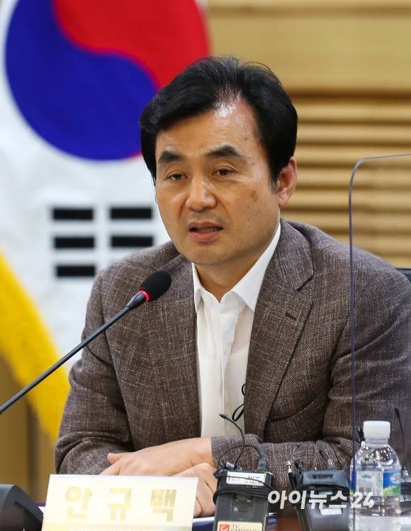 6일 오후 국회 의원회관에서 열린 더불어민주당 전준위 1차 강령분과 토론회에서 안규백 전국대의원대회 준비위원장이 모두발언을 하고 있다. [사진=김성진 기자]