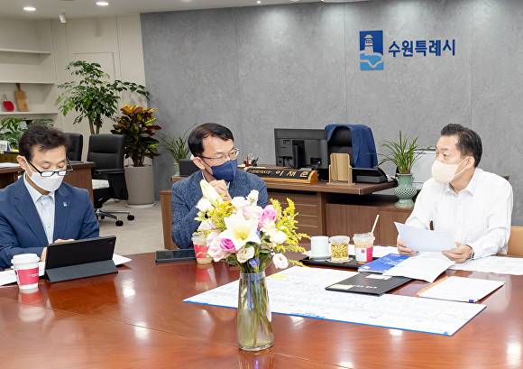 이재준 수원특례시장(오른쪽)이 간부공직자 회의에서 발언하고 있다. [사진=수원특례시]
