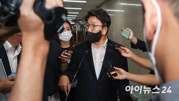 권성동 국민의힘 원내대표가 16일 서울 여의도 국회에서 열린 의원총회를 마친 뒤 나서며 취재진의 질문에 답변하고 있다. [사진=김성진 기자]