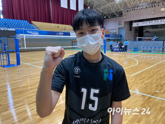 '2022 홍천 전국 유소년 클럽 배구대회'에 참가한 대전느리울중학교 3학년 이태규 군은 실수한 동료에게 가장 먼저 다가가 격려하는 열의를 보였다. [사진=송대성 기자]