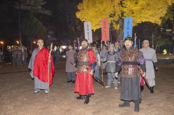 청주 문화재야행에서는 임진왜란 당시 청주성 탈환을 재연하는 퍼포먼스를 볼 수 있다. 사진 청주시