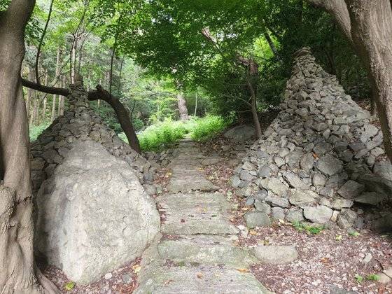 지난 14일 부산 시약산 살인사건이 발생한 등산로에 있는 돌탑의 모습. 이곳을 지나면 곧장 사건 현장인 약수터로 이어진다. 김민주 기자