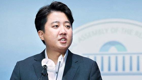 이준석 국민의힘 대표가 13일 오후 국회 소통관에서 기자회견을 열고 당 비상대책위원회 체제 전환에 대한 가처분 신청 등과 관련해 직접 입장을 밝히고 있다. 연합뉴스