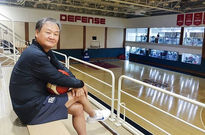 18년 만에 프로농구 울산 현대모비스 지휘봉을 내려놓은 유재학. 일선에서 물러나 총감독을 맡은 유재학은 미국에서 돌아오자마자 훈련장으로 출근했다. 박린 기자