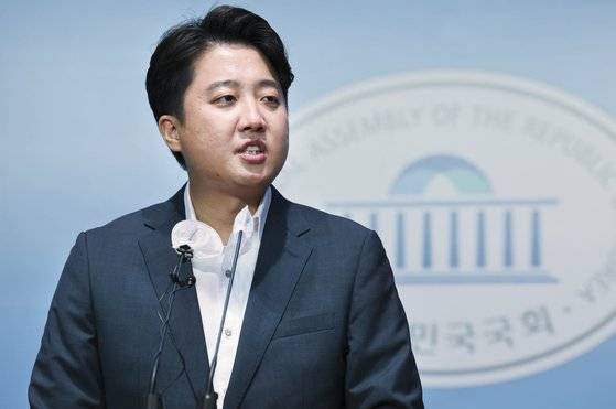 국민의힘 이준석 대표가 13일 오후 국회 소통관에서 기자회견을 열고 당 비상대책위원회 체제 전환에 대한 가처분 신청 등과 관련해 직접 입장을 밝히고 있다. 연합뉴스