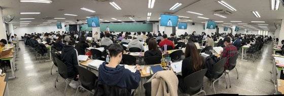 순경공채 필기시험을 한달 앞둔 지난달 수험생들이 A학원에서 강의를 듣고 있다. 사진 A학원