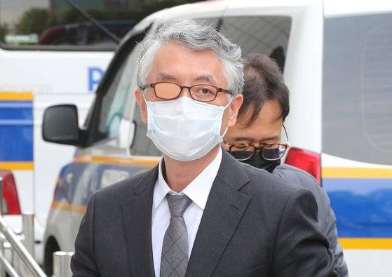 '미공개 정보 주식거래 의혹'을 받는 문은상 신라젠 대표이사가 지난 2020년 5월 구속 전 피의자 심문(영장실질심사)을 받기 위해 서울 양천구 남부지법 법정으로 들어서고 있다. [연합뉴스]