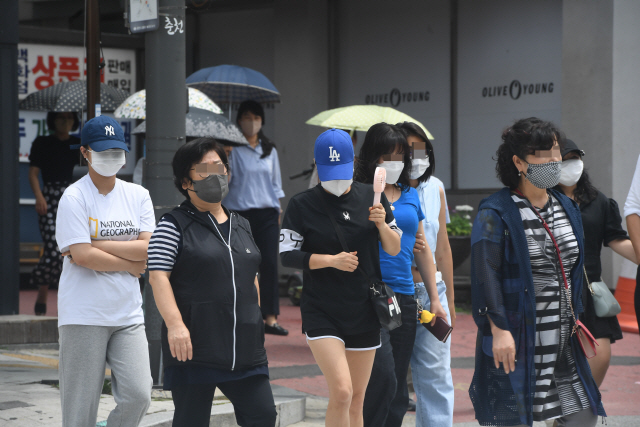 ▲ 춘천에서 시민들이 마스크를 쓴 채 걸어가고 있다. [강원도민일보 자료사진]