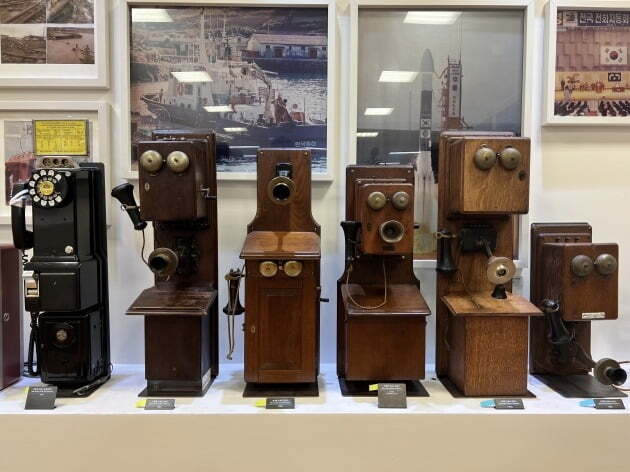 1900년 전후로 사용된 전화기들.