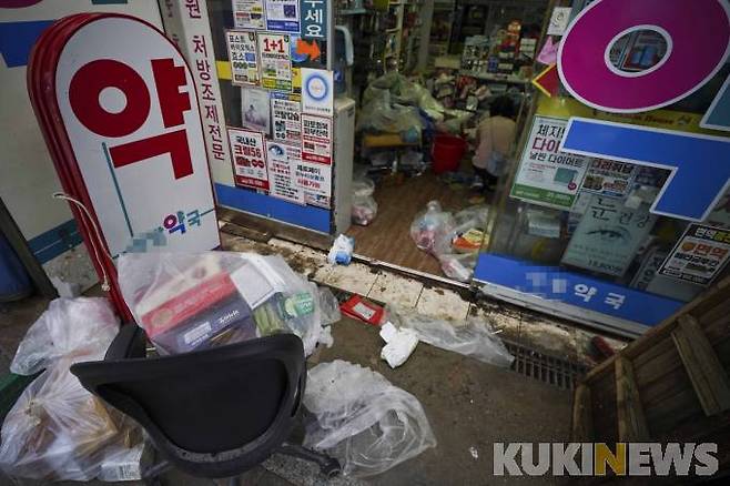 지난 9일 오전 중부지방에 내린 기록적인 폭우로 침수 피해를 입은 건물. 기사와 직접 관련이 없습니다.   사진=임형택 기자