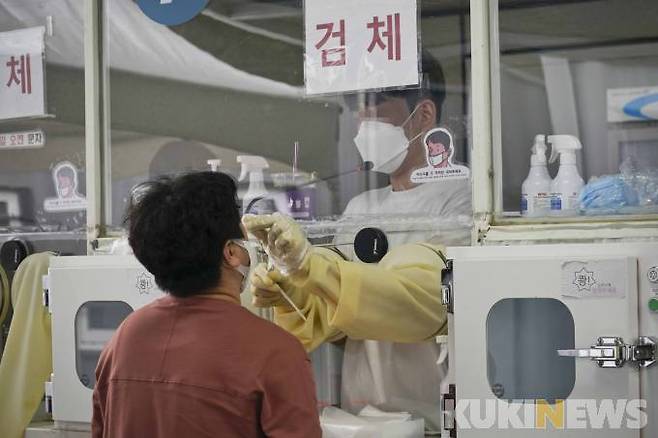 코로나19 신규 확진자가 11만9922명으로 집계된 3일 오후 서울 관악구 낙성대공원 임시선별검사소를 찾은 시민들이 검사를 받기 위해 줄을 서고있다.&nbsp; &nbsp;사진=임형택 기자