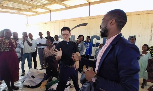 말라위 이창기 선교사는 치과 진료와 함께 교회 개척, 우물 개발 등 다양한 사역을 펼치고 있다. 지난 3월 문을 연 현지인 교회에서 이 선교사가 성도들과 게임하는 모습. 이창기 선교사 제공