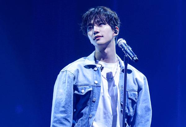 가수 겸 배우 이준호가 14일 서울 송파구 올림픽공원 SK핸드볼 경기장에서 열린 팬콘 ‘비포 미드나잇’에서 노래를 부르고 있다.   JYP엔터테인먼트 제공