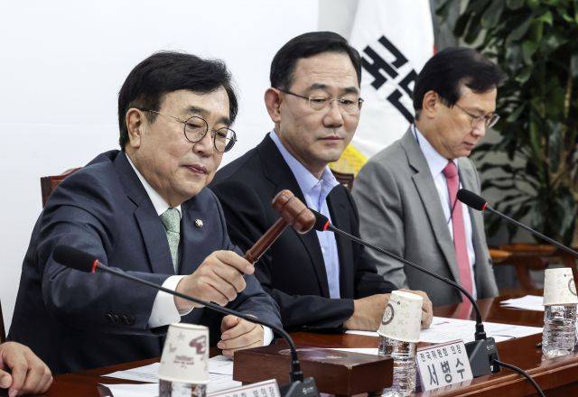 국민의힘 서병수 전국위원회 의장이 16일 국회에서 열린 제5차 상임전국위에서 의사봉을 두드리고 있다. 국회사진기자단