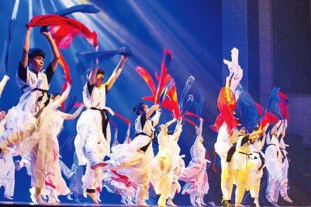 나라사랑 콘서트에서 역동적인 츔울 선보이고 있는 SDC 인터내셔널스쿨 학생들.