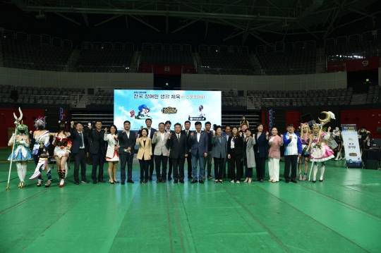 대회 관계자들이 포즈를 취하고 있다. [대한장애인e스포츠연맹 제공]