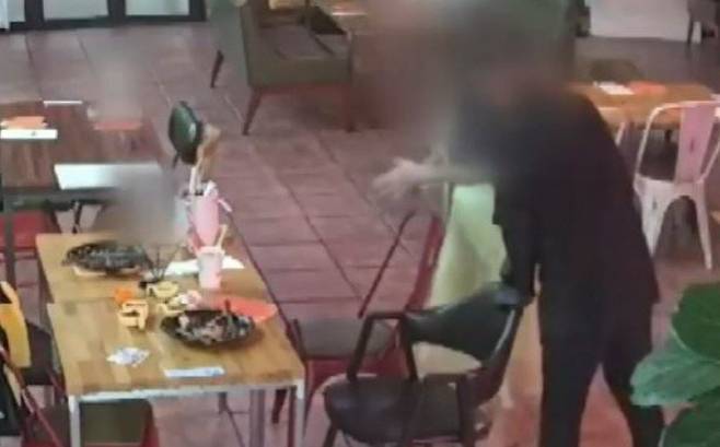 음식에서 머리카락이 나왔다고 주장한 여성의 모습. [사진 출처 = KBS 방송화면]