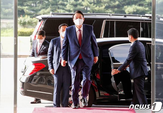 (서울=뉴스1) 안은나 기자 = 윤석열 대통령이 취임 100일을 하루 앞둔 16일 오전 용산 대통령실로 출근하고 있다. 2022.8.16/뉴스1  Copyright (C) 뉴스1. All rights reserved. 무단 전재 및 재배포 금지.