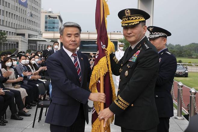 [서울=뉴시스] 사진공동취재단 =이종섭(왼쪽) 국방부 장관이 합참의장 이취임식에서 김승겸 합동참모본부 의장에게 부대기를 건네주고 있다.2022.07.05.