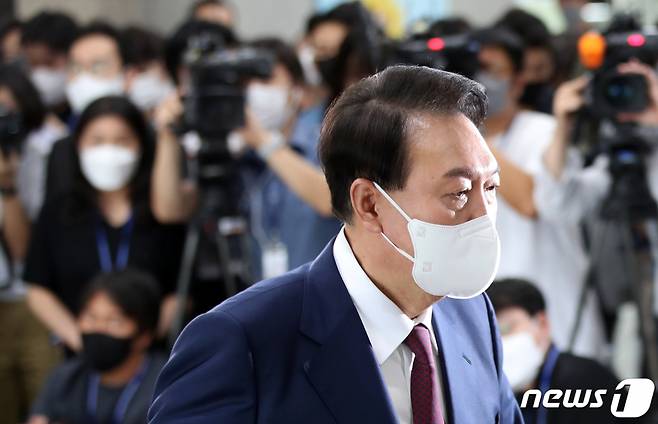 윤석열 대통령이 취임 100일을 하루 앞둔 16일 오전 용산 대통령실 청사에서 열린 출근길 문답(도어스테핑)을 마친 후 집무실로 향하고 있다. /사진=뉴스1
